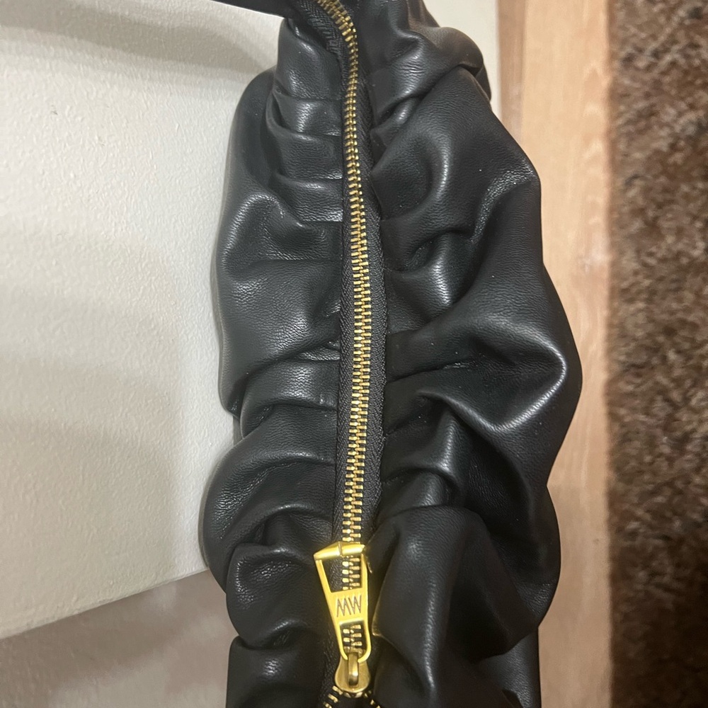 Women’s blk dress/ casual bag gold hardware great for any purpose 🫶🏾